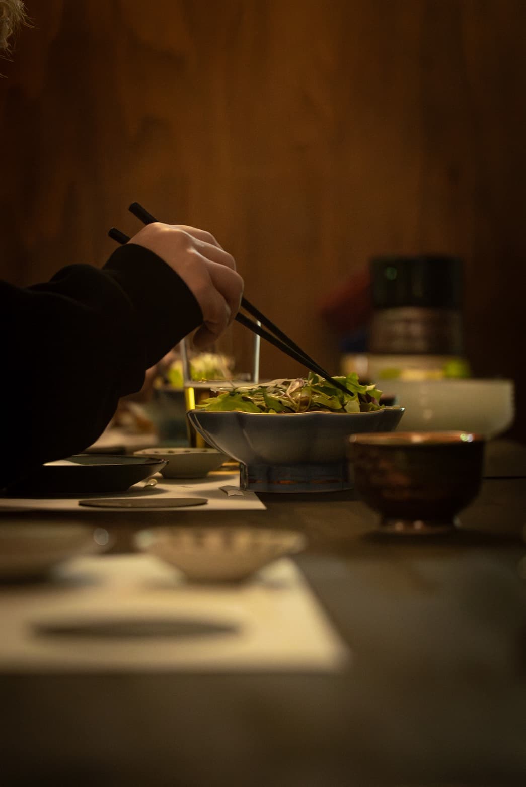 箸で料理を取る手