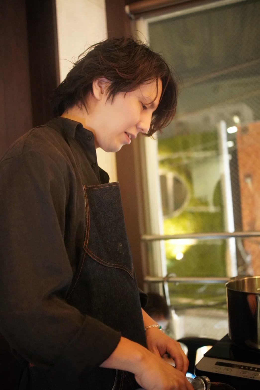 調理中の料理人